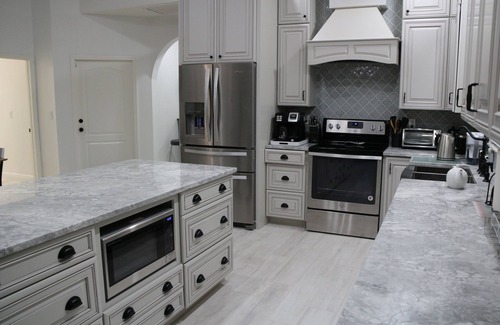 Naples Park Villa | Villa de Charme :Heated Salt Water Pool & Spa, Walk to the Beach, Summer is Open