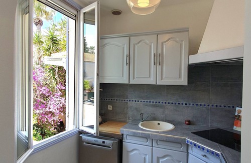 Hyeres City Centre Villa | VILLA DE MAITRE HYERES DOWNTOWN, VERY QUIET RESIDENTIAL AREA WITH AIR CONDITIONING
