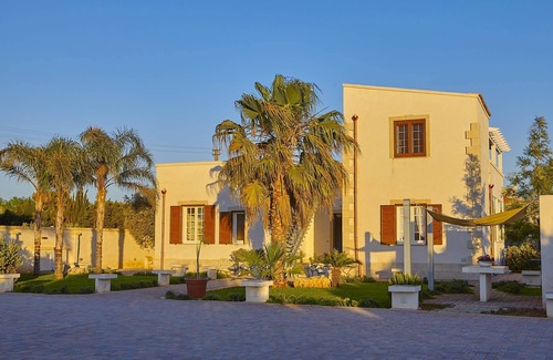 Arini Villa | Villa del Tufo with amazing pool in Marsala