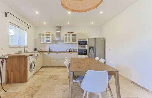 Monteux Villa | Villa des Cieux, a cosy holiday home with private pool in Provence for 8 people