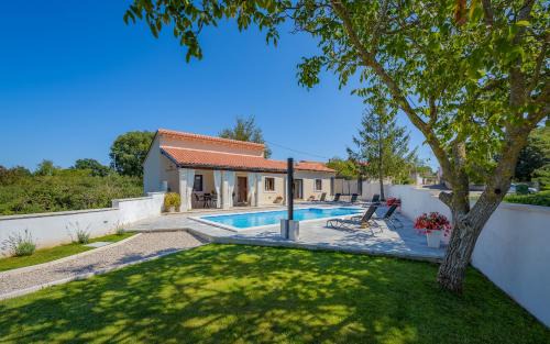 Zminj Villa | Villa Desapemani with heated pool