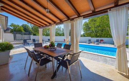 Zminj Villa | Villa Desapemani with heated pool