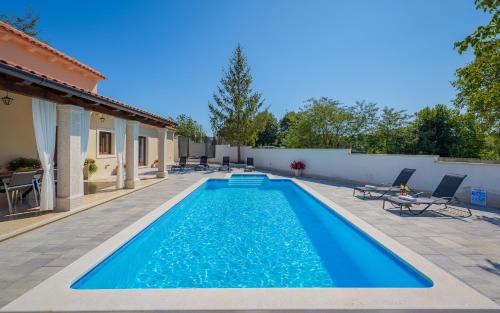 Zminj Villa | Villa Desapemani with heated pool