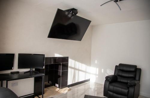 Northampton Villa | Villa Emma - Luxury Bungalow for Work & Family