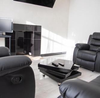 Northampton Villa | Villa Emma - Luxury Bungalow for Work & Family