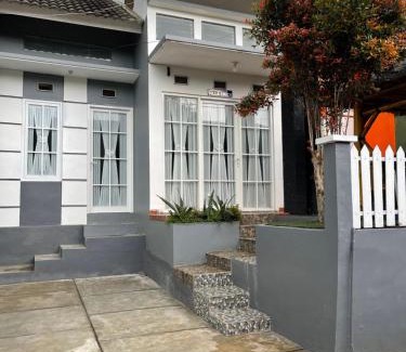 Oro Oro Ombo House | Villa ERICK Batu dekat Jatimpark 2