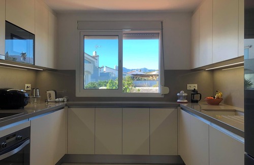 Bahia Dorada Villa | Villa 'Estepona Sea Front' with Sea View, Shared Pool and Wi-Fi