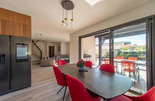 Andernos-les-Bains Villa | Villa Fabienne in city center with heated pool