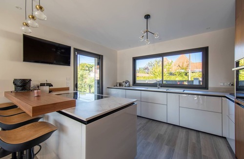 Andernos-les-Bains Villa | Villa Fabienne in city center with heated pool