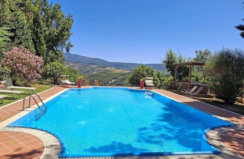 Il Poggio Villa | Villa Farnetta: A spacious and welcoming three-story villa located in the heart of the Val d'Orcia, with Free WI-FI.