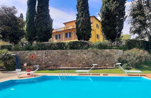 Il Poggio Villa | Villa Farnetta: A spacious and welcoming three-story villa located in the heart of the Val d'Orcia, with Free WI-FI.