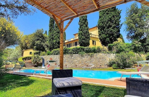 Il Poggio Villa | Villa Farnetta: A spacious and welcoming three-story villa located in the heart of the Val d'Orcia, with Free WI-FI.