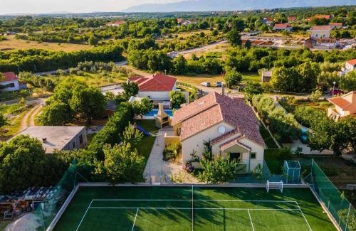Poljica Villa | Villa Field Hill with Swimming Pool and Tennis Court