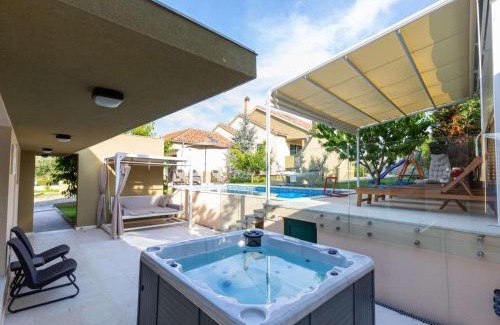 Poljica Villa | Villa Field Hill with Swimming Pool and Tennis Court