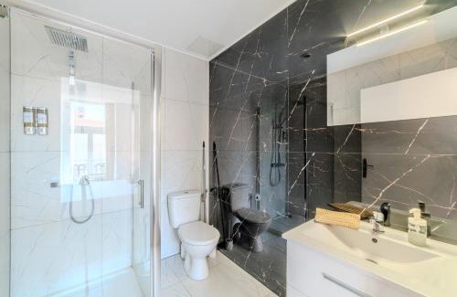 Roanne Apartment | Villa Floréa 5-8p - Parking & Clim