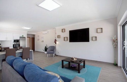 Caldas da Rainha Villa | 'Villa ‘Flor’ with Heated Pool, Whirlpool, Wi-Fi and Air Conditioning