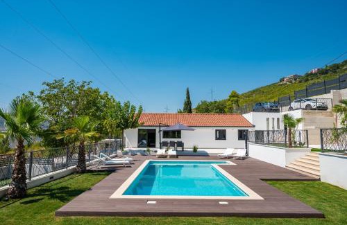 Srinjine Villa | Villa Florinda with Pool and Prime Location near Split
