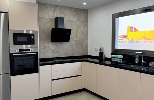 Costa de Antigua Villa | Villa for 10 with heated pool, BBQ, WiFi & A/C