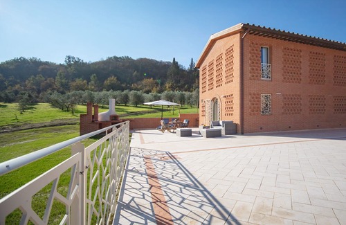 Toiano Villa | Villa for 4 with tennis and swimming pool half way to Pisa and San Gimignano