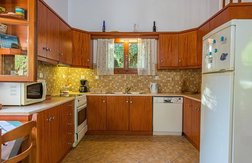 Neromilos Villa | Villa for 6 p. with private pool 400 m from the sea