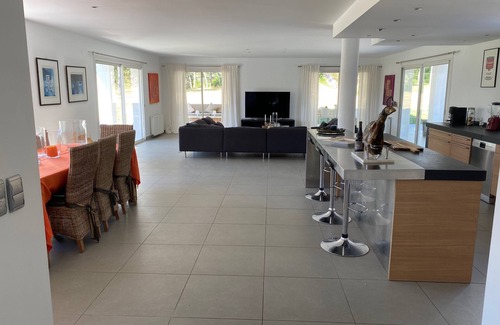 Saint-Clement-de-Riviere Villa | Villa with pool in the heart of the pine forest