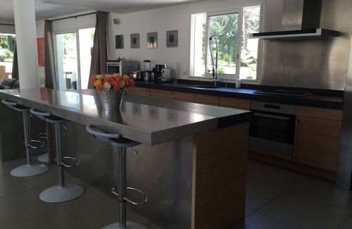 Saint-Clement-de-Riviere Villa | Villa with pool in the heart of the pine forest