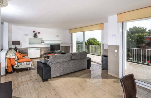 Coves Noves House | Villa Grace is a beautiful, bright, spacious property in a slightly elevated position in a quiet cul