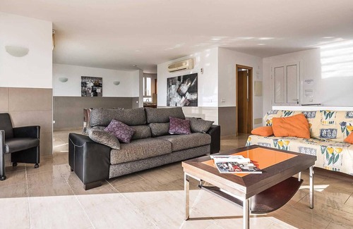 Coves Noves House | Villa Grace is a beautiful, bright, spacious property in a slightly elevated position in a quiet cul
