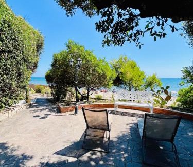 Fondi Villa | Villa GREG stupenda casa sulla spiaggia con accesso diretto al mare