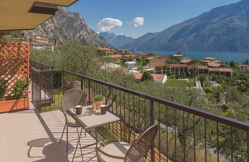 Limone sul Garda Apartment | "Villa Imelda" spacious, bright apartments, garden or balcony, lake view