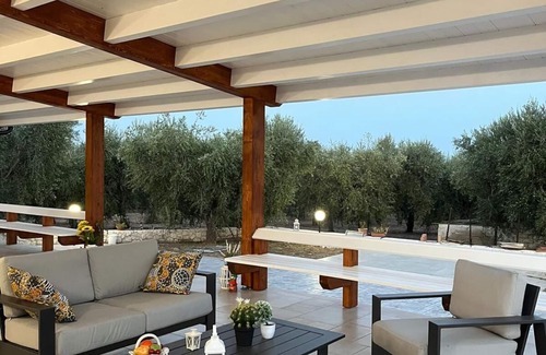 Monte Sant'Angelo Villa | Villa immersed in the green of the ancient olive trees of Gargano