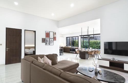 Sukajadi Villa | Villa in Bandung with Swimming Pool, Netflix & BBQ