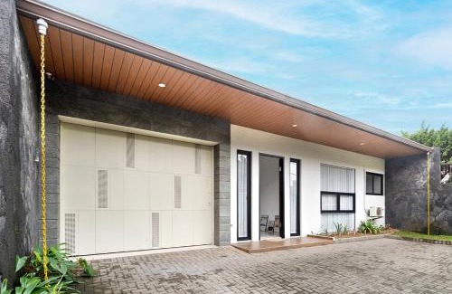 Sukajadi Villa | Villa in Bandung with Swimming Pool, Netflix & BBQ