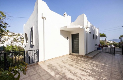 Turgutreis Villa | Villa in Bodrum with Shared Pool and Backyard