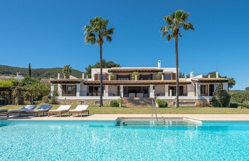 Santa Eulalia del Rio Villa | Villa in Santa Eulària Des Riu with 7 bedrooms sleeps 14