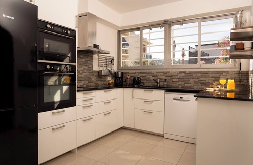 Golfe Juan Villa | Villa in front of old port Golfe-Juan. Sea view, walk to beach, restaurants. AC!