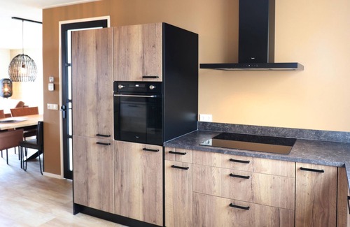 Leons House | Villa in Leons with Sloop Rental
