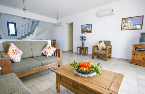Agios Georgios Pegeias Villa | Villa in Pegeia Sleeps 6 includes Swimming pool and Air Con