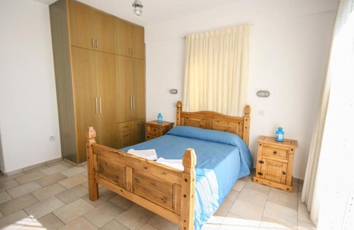 Agios Georgios Pegeias Villa | Villa in Pegeia Sleeps 6 includes Swimming pool and Air Con