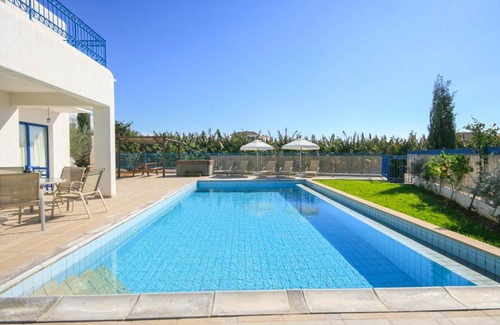 Agios Georgios Pegeias Villa | Villa in Pegeia Sleeps 6 includes Swimming pool and Air Con