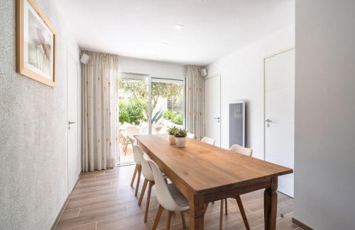 La Courbe Villa | Villa in Pouzols with Private Pool & Vineyards