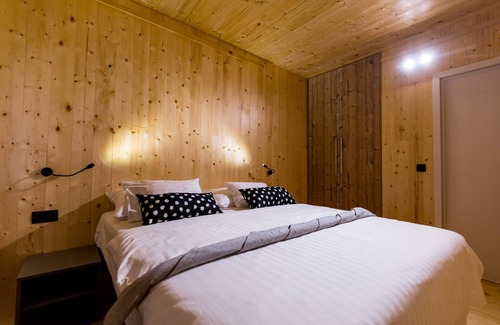 Zrce Villa | Villa in Zrce, close to the beach, water sports, festival, party, free wifi, up to 6 people.