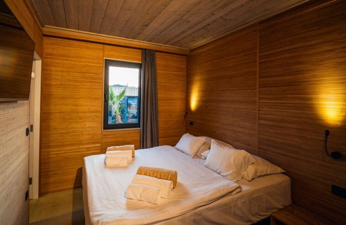 Zrce Villa | Villa in Zrce, close to the beach, water sports, festival, party, free wifi, up to 6 people.