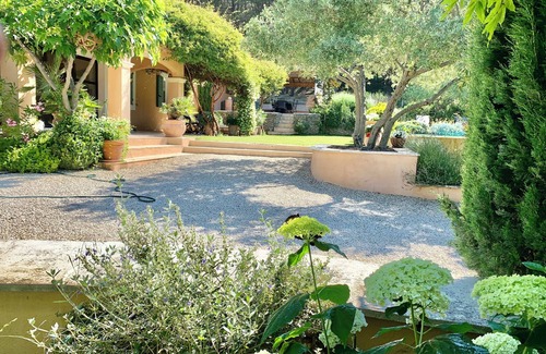 Lauris Villa | Villa infinity pool near Lourmarin
