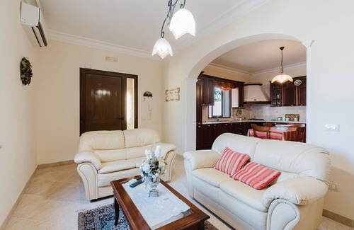 Mazara del Vallo Villa | Villa 'Iris' with Sea View, Wi-Fi and Air Conditioning