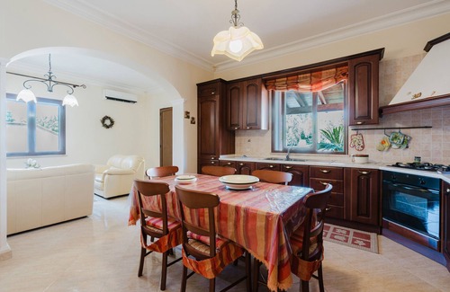 Mazara del Vallo Villa | Villa 'Iris' with Sea View, Wi-Fi and Air Conditioning