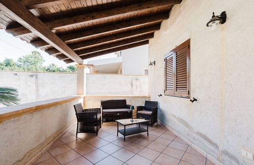 Mazara del Vallo Villa | Villa 'Iris' with Sea View, Wi-Fi and Air Conditioning