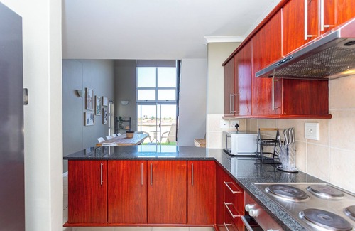 Century City Apartment | Villa Italia 933 by CTHA