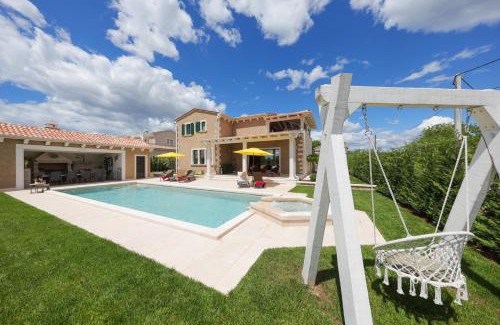Kringa Villa | Villa Jakob with Pool and Sauna