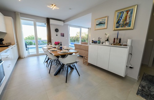 Vinisce Villa | Villa Kapetanova lanterna with heated pool, luxury apartment Perla